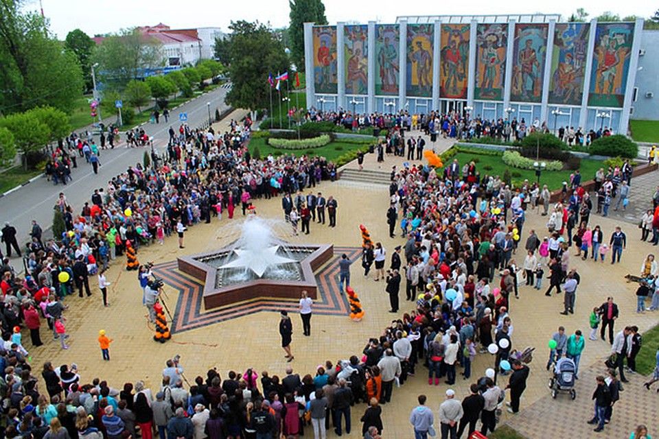 Тимашевск на неделю. Фонтан звезда Тимашевск. Тимашевск центр города. Население города Тимашевск Краснодарский край. Центральная площадь Тимашевск.